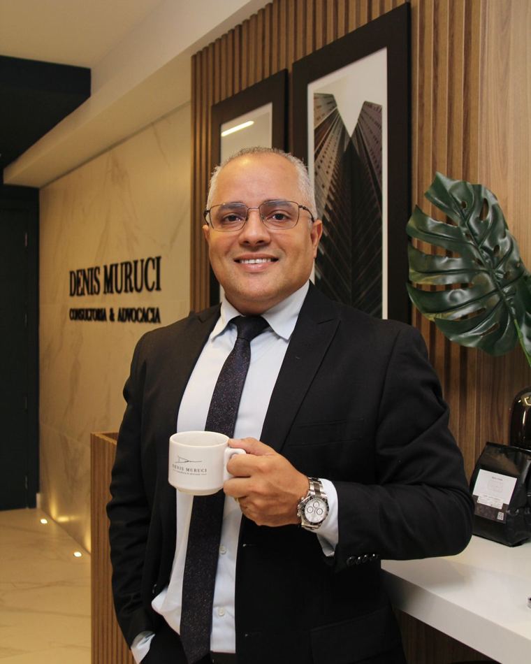 Denis Muruci de Oliveira na recepção do escritório