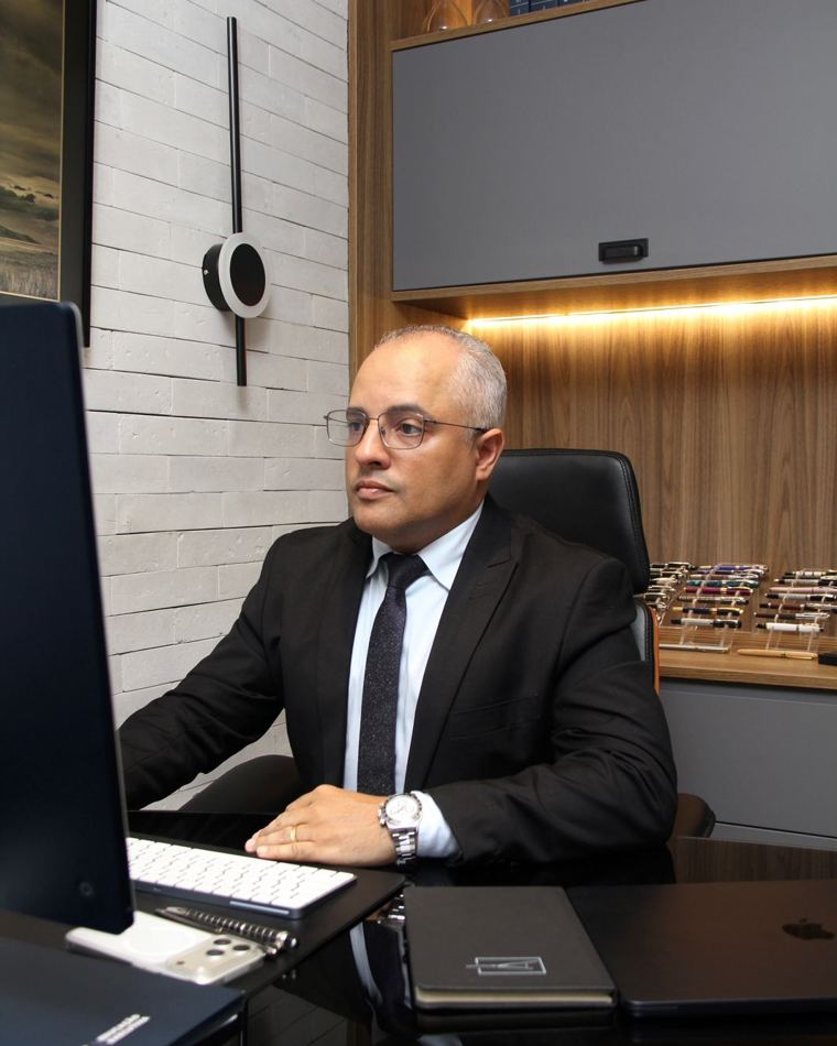 Denis Muruci de Oliveira em sua sala no escritório